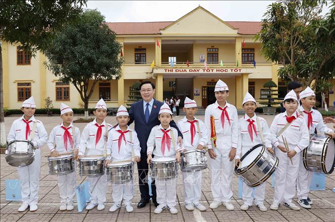 Chủ tịch Quốc hội Vương Đình Huệ với học sinh Trường THCS Nam Thanh. Ảnh: Nhan Sáng-TTXVN