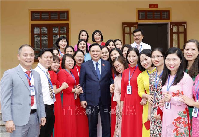 Chủ tịch Quốc hội Vương Đình Huệ với các thầy, cô giáo Trường THCS Nam Thanh. Ảnh: Nhan Sáng-TTXVN
