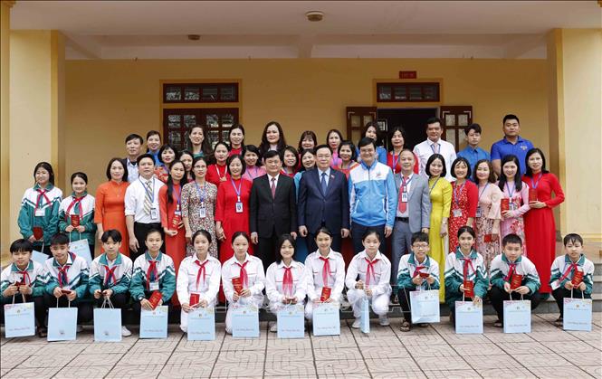 Chủ tịch Quốc hội Vương Đình Huệ với các thầy, cô giáo và học sinh Trường THCS Nam Thanh. Ảnh: Nhan Sáng-TTXVN