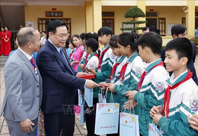 Chủ tịch Quốc hội Vương Đình Huệ tặng quà cho học sinh Trường THCS Nam Thanh. Ảnh: Nhan Sáng-TTXVN