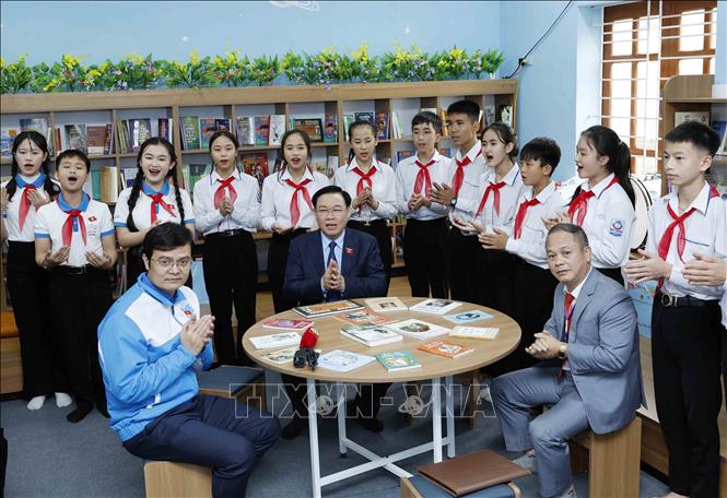 Chủ tịch Quốc hội Vương Đình Huệ với học sinh tại 
