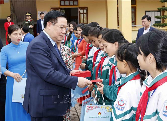 Chủ tịch Quốc hội Vương Đình Huệ tặng quà cho học sinh Trường THCS Nam Thanh. Ảnh: Nhan Sáng-TTXVN