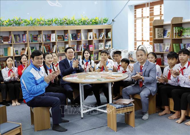 Chủ tịch Quốc hội Vương Đình Huệ với học sinh tại 
