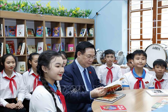 Chủ tịch Quốc hội Vương Đình Huệ đọc sách tại 
