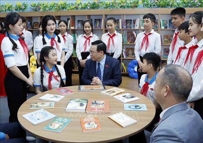Chủ tịch Quốc hội Vương Đình Huệ với học sinh Trường THCS Nam Thanh. Ảnh: Nhan Sáng-TTXVN