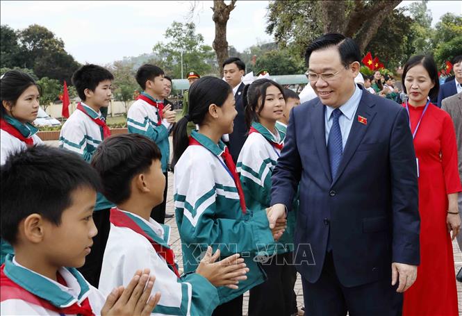 Chủ tịch Quốc hội Vương Đình Huệ với học sinh Trường THCS Nam Thanh. Ảnh: Nhan Sáng-TTXVN