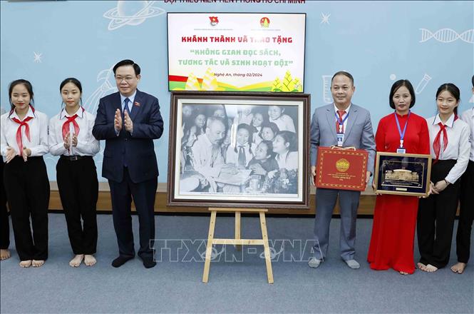 Chủ tịch Quốc hội Vương Đình Huệ tặng quà cho Trường THCS Nam Thanh. Ảnh: Nhan Sáng-TTXVN