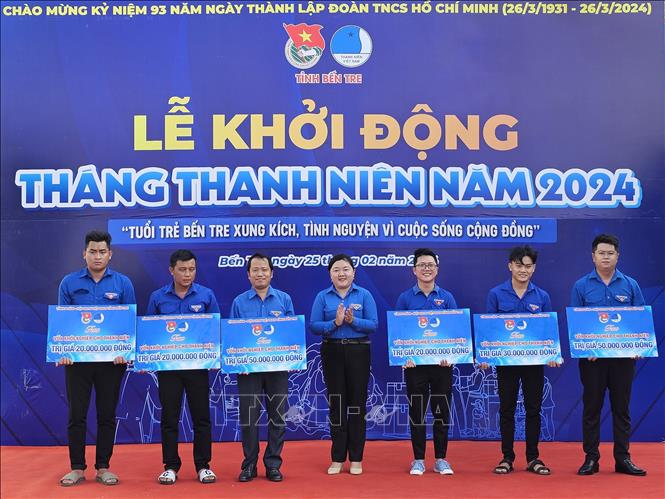 Ban Thường vụ Tỉnh đoàn Bến Tre trao hỗ trợ vốn cho 5 dự án của thanh niên khởi nghiệp trên địa bàn các huyện Giồng Trôm, Bình Đại và Ba Tri. Ảnh: Chương Đài - TTXVN