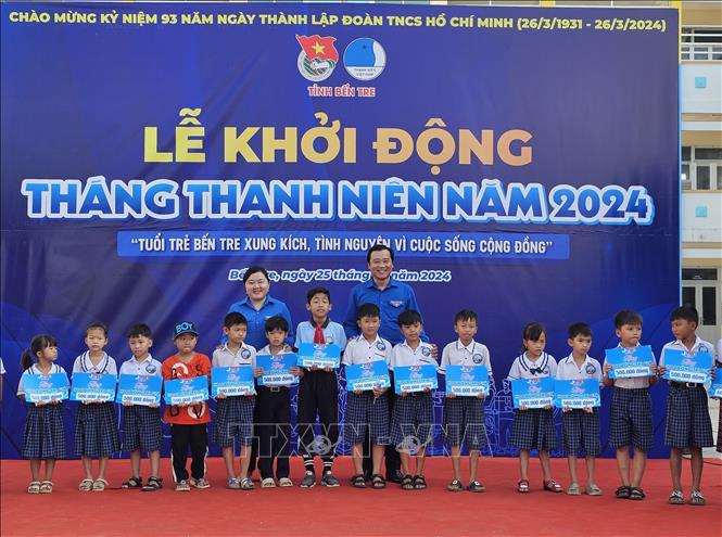 Tỉnh đoàn Bến Tre trao tặng 40 suất học bổng cho học sinh trên địa huyện Bình Đại. Ảnh: Chương Đài - TTXVN
