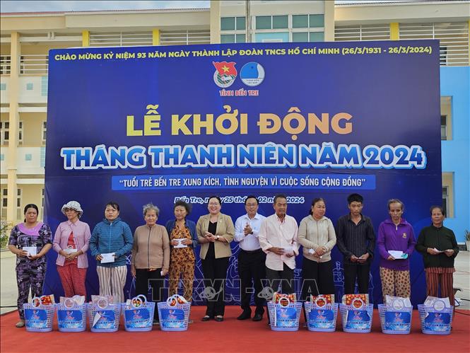 Tỉnh đoàn Bến Tre trao tặng 20 phần quà cho người dân có hoàn cảnh khó khăn trên địa huyện Bình Đại. Ảnh: Chương Đài - TTXVN
