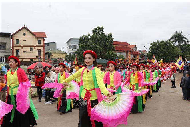 Nghi thức rước từ Đền ra Lăng Kinh Dương Vương theo nghi lễ truyền thống. Ảnh: Thanh Thương - TTXVN