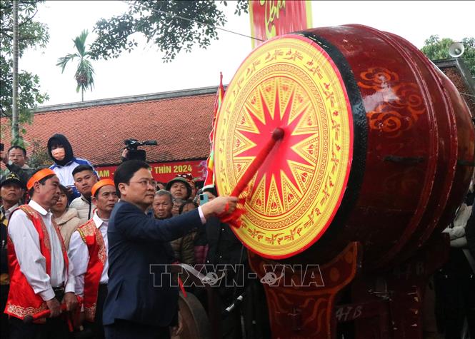 Bí thư Tỉnh ủy Bắc Ninh Nguyễn Anh Tuấn đánh trống khai hội. Ảnh: Thanh Thương - TTXVN