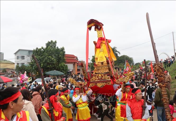 Nghi thức rước từ Đền ra Lăng Kinh Dương Vương theo nghi lễ truyền thống. Ảnh: Thanh Thương - TTXVN

