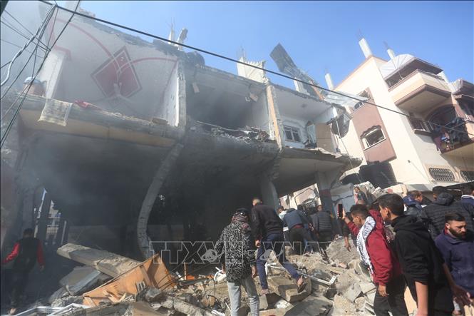 Một tòa nhà bị phá hủy sau cuộc không kích của Israel ở thành phố Rafah, Dải Gaza ngày 24/2/2024. Ảnh: THX/TTXVN