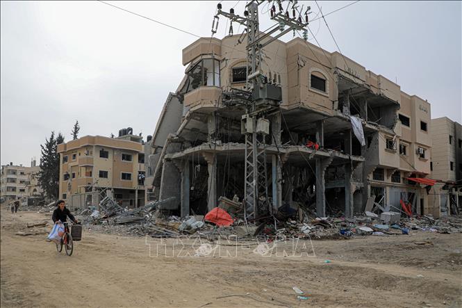 Một tòa nhà bị phá hủy sau cuộc không kích của Israel ở thành phố Khan Younis, Dải Gaza ngày 23/2/2024. Ảnh: THX/TTXVN
