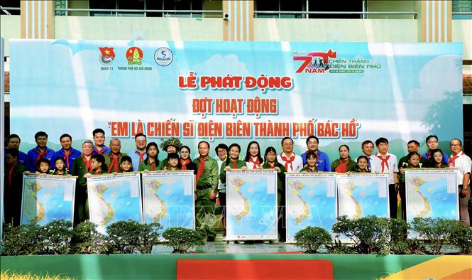 Trao bản đồ Việt Nam thực hiện cuộc vận động “Tự hào một dải non sông” do Trung ương Đoàn phát động cho các em đội viên, học sinh. Ảnh: Hồng Giang - TTXVN
