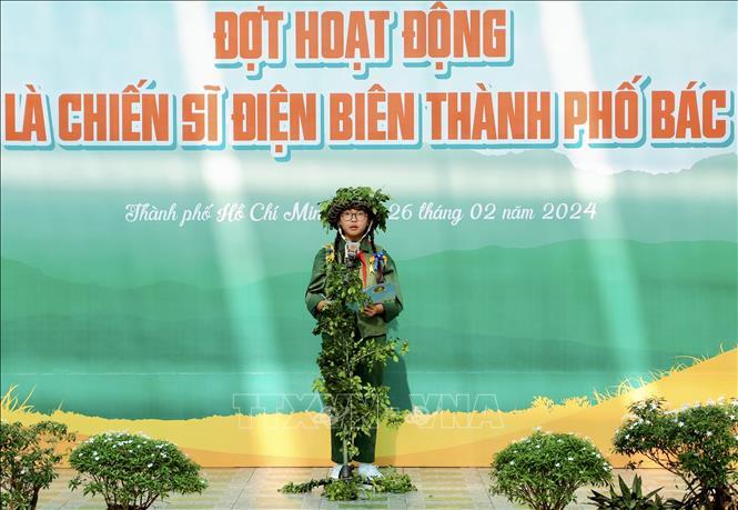 Em Huỳnh An, Tiểu đoàn phó Tiểu đoàn Trường Tiểu học Lạc Long Quân (Quận 11) đại diện các chiến sỹ nhỏ phát biểu tại Lễ phát động. Ảnh: Hồng Giang - TTXVN