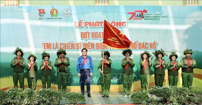 Nghi thức phất cờ “Quyết chiến Quyết thắng” của Bộ Chỉ huy Chiến dịch “Em là chiến sĩ Điện Biên Thành phố Bác Hồ”. Ảnh: Hồng Giang - TTXVN