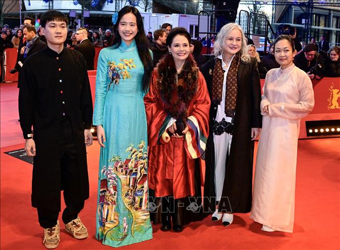 Vietnamese actresses Minh Chau (C) and Hoang Ha (R) and other guests pose on the red carpet ahead of the awards ceremony of the 74th Berlinale International Film Festival. AFP/VNA Photo