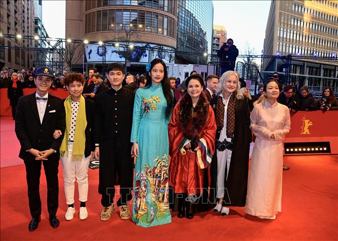 Vietnamese director and cinematographer Pham Ngoc Lan (L) of the film 'Cu Li Never Cries' poses with Vietnamese actresses Minh Chau (3rdR) and Hoang Ha (R) and other guests on the red carpet ahead of the awards ceremony of the 74th Berlinale International Film Festival, on February 24, 2024 in Berlin. AFP/VNA Photo