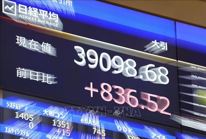 Bảng điện tử hiển thị chỉ số chứng khoán Nikkei-225 tại Osaka, Nhật Bản, ngày 22/2/2024. Ảnh: Kyodo/TTXVN