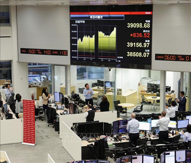 Giao dịch viên tại công ty chứng khoán ở Tokyo, Nhật Bản, ngày 22/2/2024. Ảnh: Kyodo/TTXVN