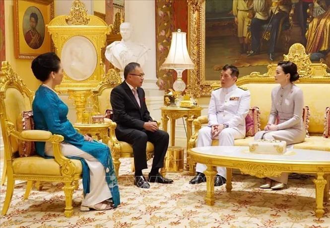 Thai King Maha Vajiralongkorn and Queen Suthida receive outgoing Vietnamese Ambassador to Thailand Phan Chi Thanh and his spouse. VNA/Photo by courtesy