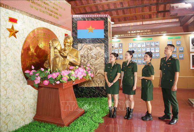 Tượng Bác Hồ được đặt trang nghiêm ngay giữa Nhà truyền thống An ninh vũ trang miền Nam. Ảnh: Giang Phương - TTXVN