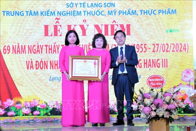 Thừa ủy quyền của Chủ tịch nước, Phó Giám đốc Sở Y tế tỉnh Lạng Sơn Phan Lạc Hoài Thanh trao Huân chương Lao động hạng Ba cho Trung tâm kiểm nghiệm thuốc, mỹ phẩm, thực phẩm tỉnh Lạng Sơn. Ảnh: Anh Tuấn - TTXVN 