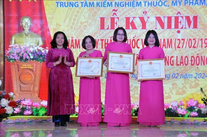Các cá nhân đạt thành tích hai năm liên tục hoàn thành xuất sắc nhiệm vụ của Trung tâm kiểm nghiệm thuốc, mỹ phẩm, thực phẩm tỉnh Lạng Sơn nhận Bằng khen của Chủ tịch UBND tỉnh. Ảnh: Anh Tuấn - TTXVN 