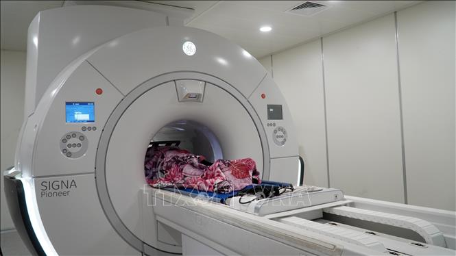 Máy chụp MRI 3 Tesla là một trong những thiết bị hiện đại được trang bị tại Bệnh viện đa khoa Kiên Giang. Ảnh: Văn Sĩ-TTXVN                            