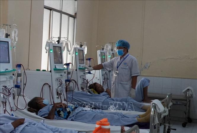 Các bệnh nhân chạy thận, lọc máu tại Trung tâm Y tế huyện Giồng Riềng (Kiên Giang). Ảnh: Văn Sĩ - TTXVN                              