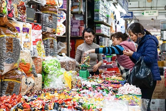 Shoppers can taste some foods. VNA Photo: Khánh Hòa