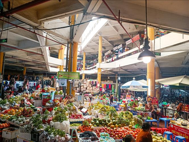 A corner of Hom market on Hue street of Hanoi. VNA Photo: Khánh Hòa