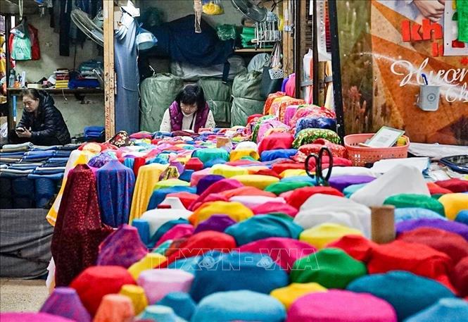 A separate place for kiosks of fabrics in Hom market on Hue street of Hanoi. VNA Photo: Khánh Hòa