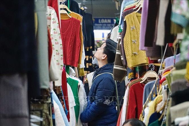 Kiosks of ready-to-wear dresses in Dong Xuan market of Hanoi. VNA Photo: Khánh Hòa