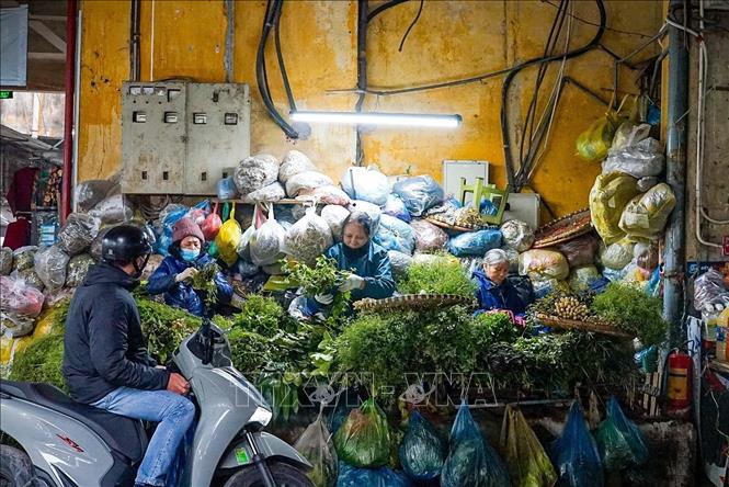 Buyers find more convenient to get neccesary goods at traditional markets. VNA Photo: Khánh Hòa