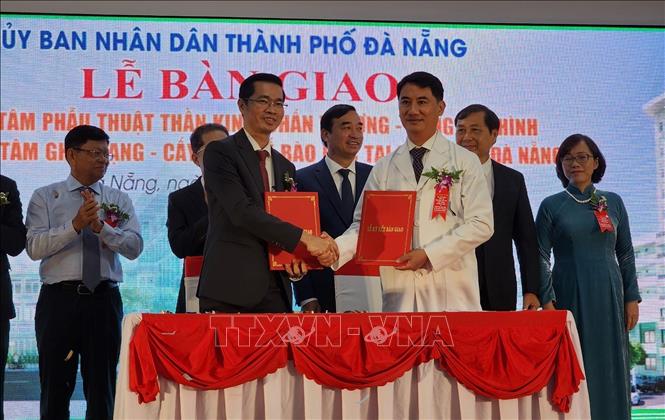 Lễ bàn giao đưa vào sử dụng công trình Trung tâm phẫu thuật thần kinh, chấn thương và bỏng tạo hình và Trung tâm ghép tạng và cấy ghép tế bào gốc tại Bệnh viện Đà Nẵng. Ảnh: Văn Dũng-TTXVN