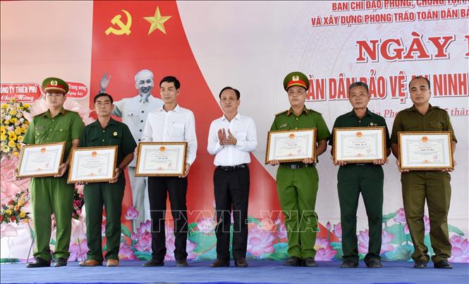 Chủ tịch UBND tỉnh Bạc Liêu Phạm Văn Thiều trao Bằng khen cho các đơn vị các thành tích xuất sắc trong phong trào Toàn dân bảo vệ an ninh Tổ quốc. Ảnh: Trọng Nguyễn/TTXVN phát
