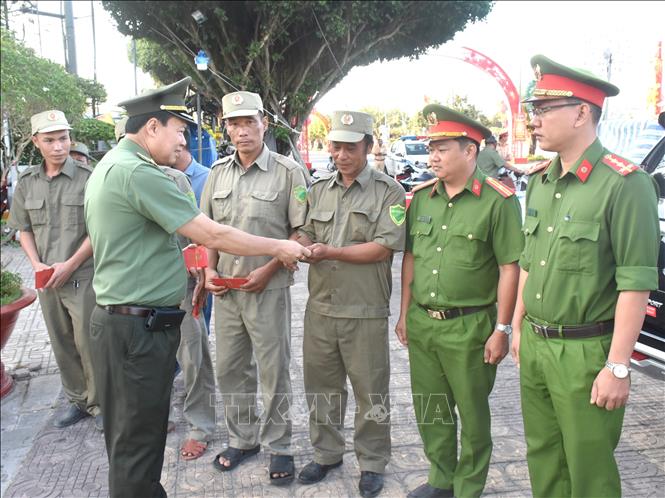 Trung tướng Lê Tấn Tới, Ủy viên Trung ương Đảng, Chủ nhiệm Ủy ban Quốc phòng và An ninh của Quốc hội thăm hỏi, động viên lực lượng Bảo vệ dân phố làm nhiệm vụ bảo đảm ANTT địa bàn Phường 1, thành phố Bạc Liêu. Ảnh: Trọng Nguyễn/TTXVN phát
