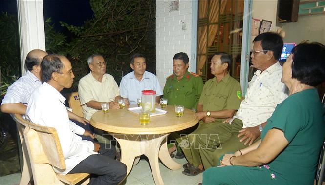 Lực lượng Dân phòng thường xuyên hỗ trợ Công an xã chính quy trong công tác tuyên truyền, vận động nhân dân chấp hành tốt chủ trương, đường lối của Đảng, chính sách, pháp luật của Nhà nước và quy định của địa phương. Ảnh: Trọng Nguyễn/TTXVN phát
