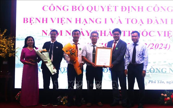 Lãnh đạo tỉnh Phú Yên trao Quyết định công nhận xếp hạng I cho Bệnh viện Đa khoa tỉnh. Ảnh: Tường Quân – TTXVN