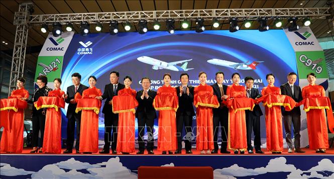 Cắt băng khai mạc triển lãm. Ảnh: Đức Hiếu - TTXVN