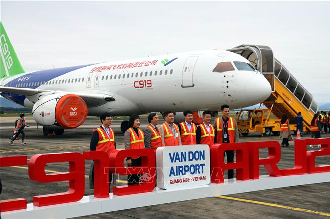 Đại biểu và du khách chụp ảnh lưu niệm tại khu triển lãm 2 máy bay. Ảnh: Đức Hiếu - TTXVN