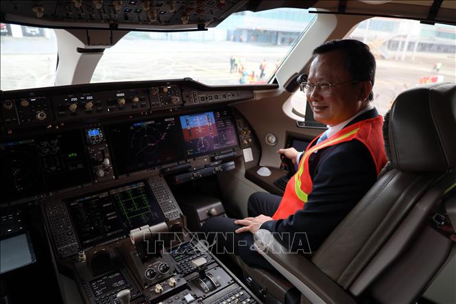 Ông Cao Tường Huy, Chủ tịch UBND tỉnh Quảng Ninh, trải nghiệm buồng lái máy bay C919. Ảnh: Đức Hiếu - TTXVN