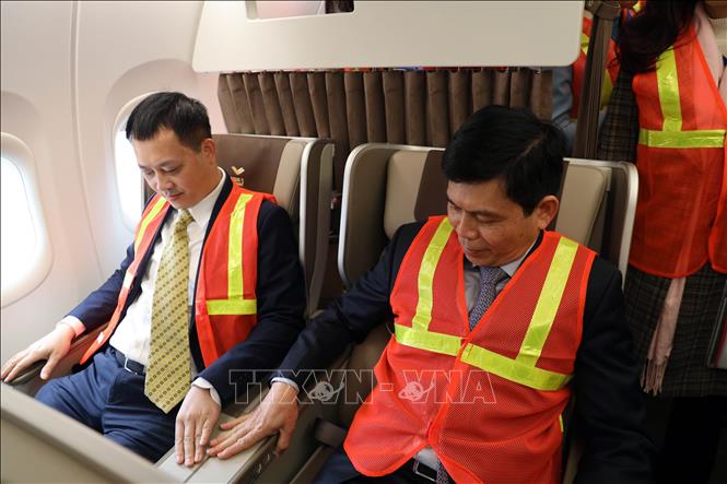 Các đại biểu trải nghiệm trên máy bay C919. Ảnh: Đức Hiếu - TTXVN