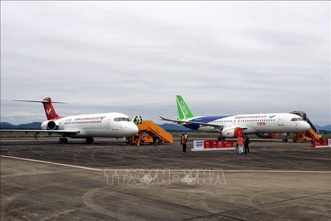 Hai máy bay triển lãm tại sân bay Vân Đồn. Ảnh: Đức Hiếu - TTXVN