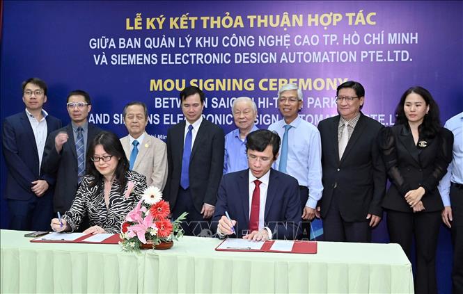 SHTP và Siemens EDA ký kết ghi nhớ hợp tác. Ảnh: TTXVN phát