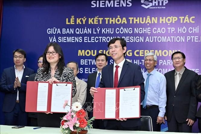 SHTP và Siemens EDA ký kết ghi nhớ hợp tác. Ảnh: TTXVN phát