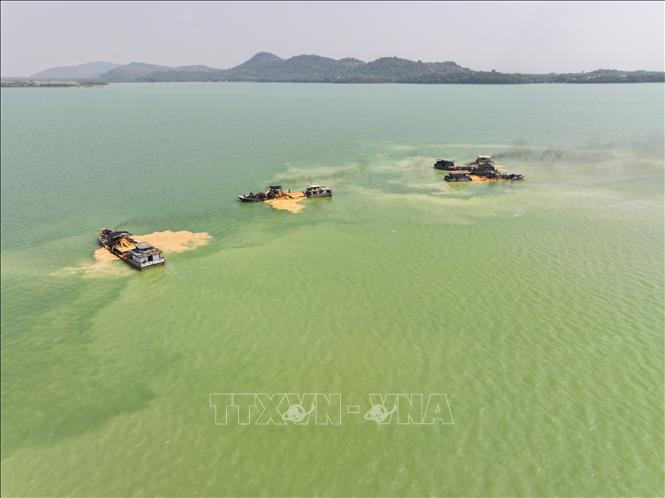 Hoạt động khai thác cát trong hồ Dầu Tiếng. Ảnh: Thanh Tân - TTXVN